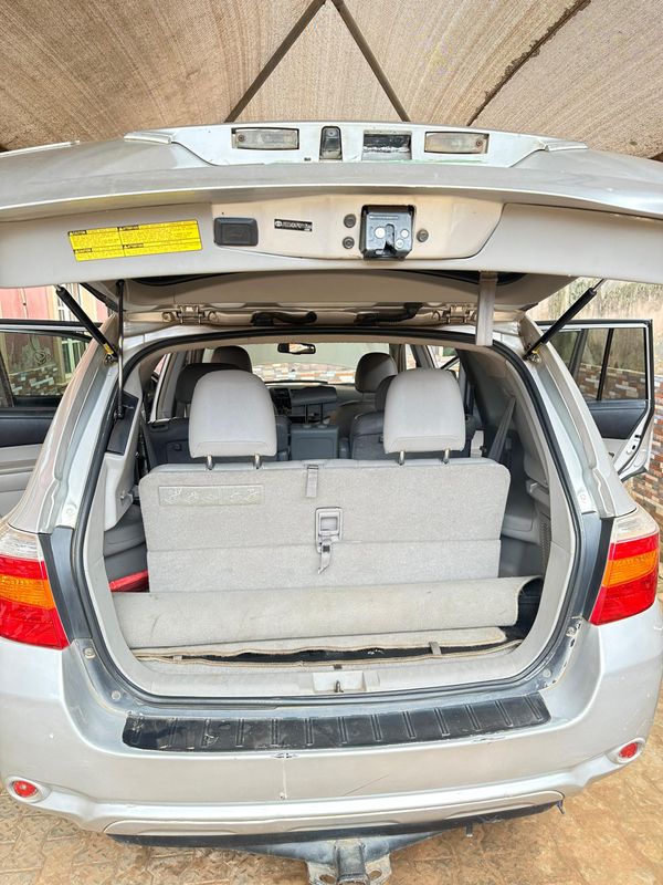 Thumbnail 2 of 2010 Toyota Highlander LE